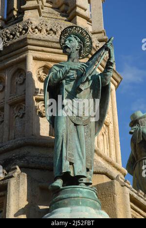 Statue St. Aldhem auf dem Digby Memorial Cross vor der Sherborne Abbey, Sherborne, Dorset, England Stockfoto