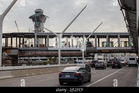 Los Angeles, CA April 19.: Am LAX nimmt ein Inter Terminal & Parking Garage Connector Gestalt an. Los Angeles, CA 19.. April 2022 Quelle: Edward Kerns II/MediaPunch Stockfoto