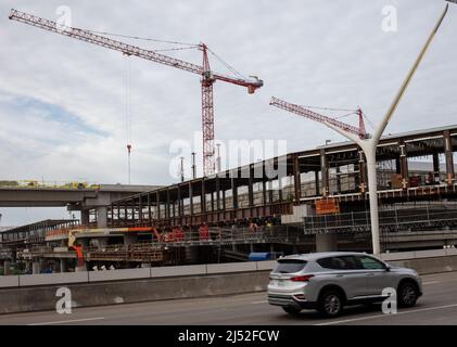 Los Angeles, CA April 19.: Am LAX nimmt ein Inter Terminal & Parking Garage Connector Gestalt an. Los Angeles, CA 19.. April 2022 Quelle: Edward Kerns II/MediaPunch Stockfoto