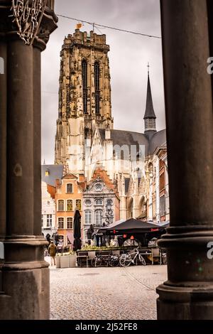 MECHELEN, Malin, Antwerpen, BELGIEN, März 2, 2022, gotische Architektur, Glockenturm der St. Rumbold-Kathedrale vom Grote Markt in Mechelen, Belgien. Hochwertige Fotos Stockfoto