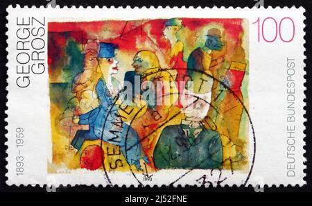 DEUTSCHLAND - UM 1993: Eine in Deutschland gedruckte Briefmarke zeigt Café, Gemälde von George Grosz, um 1993 Stockfoto