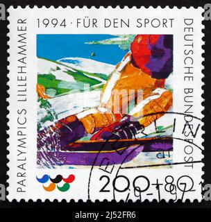 DEUTSCHLAND - UM 1994: Eine in Deutschland gedruckte Marke zeigt Skifahrer, 1994 Paralympics, Lillehammer, Norwegen, um 1994 Stockfoto