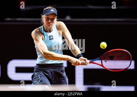 Stuttgart, Deutschland. 19. April 2022. Tennis: WTA Tour - Stuttgart, Einzel, Frauen, 1. Runden, Rybakina (Kasachstan) - Schunk (Deutschland). Yelena Rybakina in Aktion. Quelle: Tom Weller/dpa/Alamy Live News Stockfoto