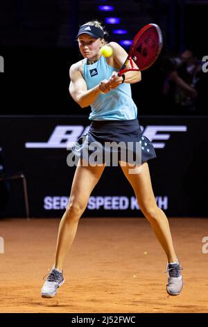 Stuttgart, Deutschland. 19. April 2022. Tennis: WTA Tour - Stuttgart, Einzel, Frauen, 1. Runden, Rybakina (Kasachstan) - Schunk (Deutschland). Yelena Rybakina in Aktion. Quelle: Tom Weller/dpa/Alamy Live News Stockfoto