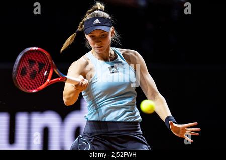 Stuttgart, Deutschland. 19. April 2022. Tennis: WTA Tour - Stuttgart, Einzel, Frauen, 1. Runden, Rybakina (Kasachstan) - Schunk (Deutschland). Yelena Rybakina in Aktion. Quelle: Tom Weller/dpa/Alamy Live News Stockfoto