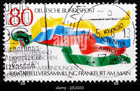 DEUTSCHLAND - UM 1986: Eine in Deutschland gedruckte Briefmarke zeigt Religion, Wissenschaft, Freundschaft und Vaterland, Vereinigung der deutschen katholischen Studenten, 100. Asse Stockfoto