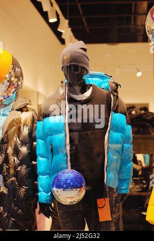 Schaufensterpuppen im großen Shop. Mannequins in legerer Kleidung stehen in einem Bekleidungsgeschäft. Stockfoto