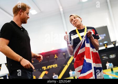 Der Herzog von Sussex spricht mit einem britischen Konkurrenten während des Schwimmens bei den Invictus Games im Zuiderpark Den Haag, Niederlande. Bilddatum: Dienstag, 19. April 2022. Stockfoto