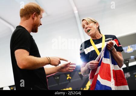 Der Herzog von Sussex spricht mit einem britischen Konkurrenten während des Schwimmens bei den Invictus Games im Zuiderpark Den Haag, Niederlande. Bilddatum: Dienstag, 19. April 2022. Stockfoto