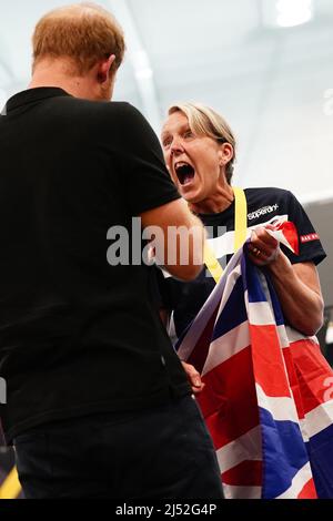 Der Herzog von Sussex spricht mit einem britischen Konkurrenten während des Schwimmens bei den Invictus Games im Zuiderpark Den Haag, Niederlande. Bilddatum: Dienstag, 19. April 2022. Stockfoto