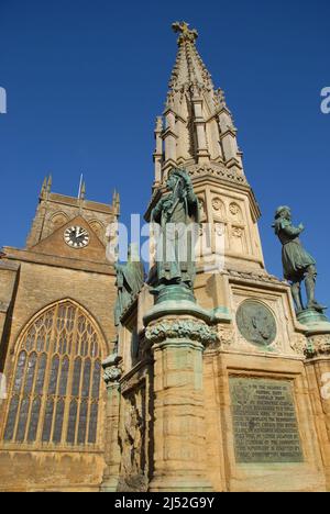 Statuen von St. Aldhem und Sir Walter Raleigh auf dem Digby Memorial vor der Sherborne Abbey Stockfoto