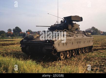 US Army, M3 Bradley-Infanterie-Kampffahrzeug während NATO-Übungen in Deutschland (November 1990) Stockfoto