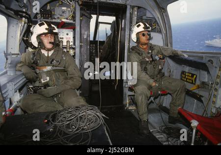 Besatzung eines CH 46 Hubschraubers von US-Marineinfanteristen während der NATO-Übungen im Mittelmeer (Mai 1990) Stockfoto