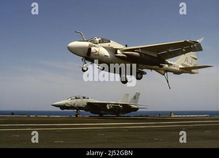 US Navy, Decklandung eines Grumman A-6 Intruder-Flugzeugs auf Nimitz-Flugzeugträger (Mai 1985) Stockfoto