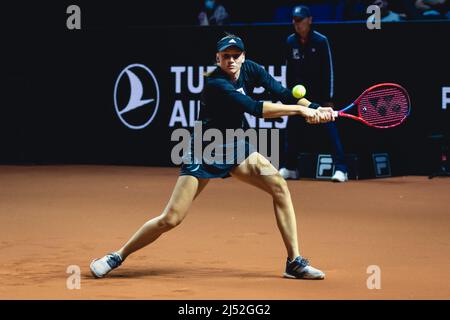 Stuttgart, Deutschland. 19. April 2022. Elena Rybakina aus Kasachstan kehrt während ihres 1. Runden Einzelspiel des Porsche Tennis Grand Prix 2022 gegen Nastasja Schunk aus Deutschland in der Porsche Arena in Stuttgart zurück Dan O' Connor/SPP Credit: SPP Sport Press Photo. /Alamy Live News Stockfoto