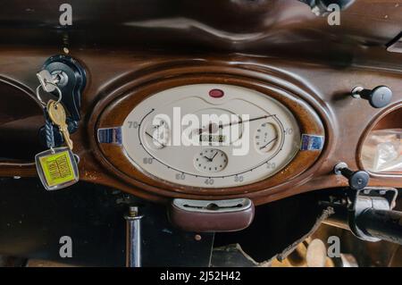 Armaturenbrett mit Tachometer, Kilometerzähler, Öldruck- und Temperaturmessern im Innenraum eines 1938 Hillman Minx Stockfoto