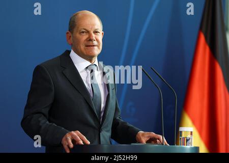 Berlin, Deutschland. 19. April 2022. Bundeskanzler Olaf Scholz (SPD) gibt nach einer Telefonkonferenz mit US-Präsident Biden und europäischen Verbündeten eine Erklärung zur Lage in der Ukraine ab. Kredit: Lisi Niesner/Reuters/Pool/dpa/Alamy Live Nachrichten Stockfoto