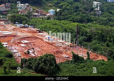 RIO DE JANEIRO, BRASILIEN - 5. JANUAR 2021: Erdbewegung für den Bau von Gebäuden im Viertel Itanhanga Stockfoto