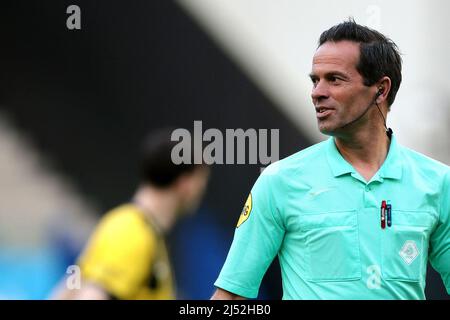 Arnhem, Niederlande. Vitesse, 19. April 2022, ARNHEM - Schiedsrichter Bas Nijhuis vor dem niederländischen Eredivisie-Spiel zwischen Vitesse und Sparta Rotterdam beim Gelredome am 19. April 2022 in Arnhem, Niederlande. Vitesse - Sparta wurde am 4. März in der Verletzungszeit nach Fehlverhalten durch die Heimleute suspendiert. ANP JEROEN PUTMANS Stockfoto