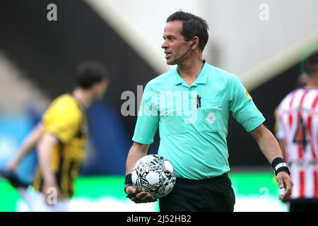 Arnhem, Niederlande. Vitesse, 19. April 2022, ARNHEM - Schiedsrichter Bas Nijhuis vor dem niederländischen Eredivisie-Spiel zwischen Vitesse und Sparta Rotterdam beim Gelredome am 19. April 2022 in Arnhem, Niederlande. Vitesse - Sparta wurde am 4. März in der Verletzungszeit nach Fehlverhalten durch die Heimleute suspendiert. ANP JEROEN PUTMANS Stockfoto