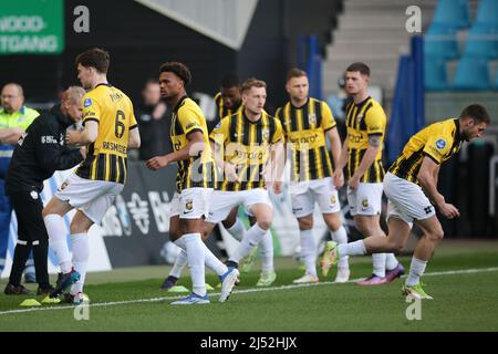Arnhem, Niederlande. Vitesse, 19. April 2022, ARNHEM - Vitesse Spieler vor dem niederländischen Eredivisie-Spiel zwischen Vitesse und Sparta Rotterdam beim Gelredome am 19. April 2022 in Arnhem, Niederlande. Vitesse - Sparta wurde am 4. März in der Verletzungszeit nach Fehlverhalten durch die Heimleute suspendiert. ANP JEROEN PUTMANS Stockfoto
