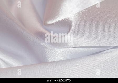 Nahaufnahme von weißem, drapierten Textilmaterial. Stockfoto