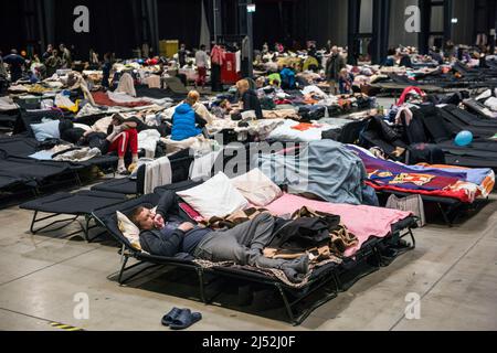 Warschau, Polen. 19. April 2022. Ein Mann ruht im Flüchtlingsaufnahmezentrum der Global Expo in Warschau. Nach Schätzungen des UNHCR, der UN-Flüchtlingsorganisation, sind seit dem Einmarsch Russlands in die Ukraine am 24.. Februar fünf Millionen Ukrainer abgereist. Fast drei Millionen Menschen haben von der Ukraine aus die polnische Grenze überschritten. In Warschau sind immer noch Tausende von Menschen im Aufnahmezentrum der Global Expo für Flüchtlinge untergebracht - einem von vielen und zweitgrößten Flüchtlingsunterkünften in der Hauptstadt. (Foto von Attila Husejnow/SOPA Images/Sipa USA) Quelle: SIPA USA/Alamy Live News Stockfoto