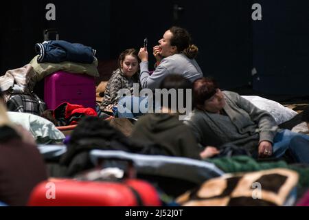 Warschau, Polen. 19. April 2022. Eine Frau trägt im Flüchtlingsaufnahmezentrum der Global Expo in Warschau Lippenstift auf ihre Lippen. Nach Schätzungen des UNHCR, der UN-Flüchtlingsorganisation, sind seit dem Einmarsch Russlands in die Ukraine am 24.. Februar fünf Millionen Ukrainer abgereist. Fast drei Millionen Menschen haben von der Ukraine aus die polnische Grenze überschritten. In Warschau sind immer noch Tausende von Menschen im Aufnahmezentrum der Global Expo für Flüchtlinge untergebracht - einem von vielen und zweitgrößten Flüchtlingsunterkünften in der Hauptstadt. (Foto von Attila Husejnow/SOPA Images/Sipa USA) Quelle: SIPA USA/Alamy Live News Stockfoto