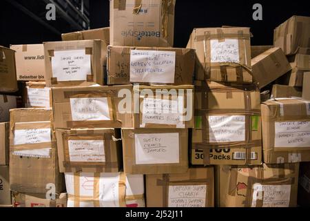 Warschau, Polen. 19. April 2022. Im Flüchtlingsaufnahmezentrum der Global Expo in Warschau sind zahlreiche Kisten mit Spenden zu sehen. Nach Schätzungen des UNHCR, der UN-Flüchtlingsorganisation, sind seit dem Einmarsch Russlands in die Ukraine am 24.. Februar fünf Millionen Ukrainer abgereist. Fast drei Millionen Menschen haben von der Ukraine aus die polnische Grenze überschritten. In Warschau sind immer noch Tausende von Menschen im Aufnahmezentrum der Global Expo für Flüchtlinge untergebracht - einem von vielen und zweitgrößten Flüchtlingsunterkünften in der Hauptstadt. (Foto von Attila Husejnow/SOPA Images/Sipa USA) Quelle: SIPA USA/Alamy Live News Stockfoto