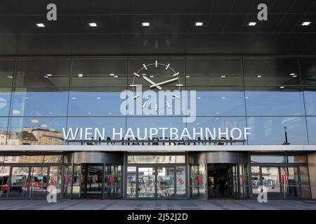 Wien, Österreich - August 22. 2015; Hauptbahnhof Wien, Österreich. Es handelt sich um einen Eisenbahnknoten in andere Teile Österreichs Stockfoto