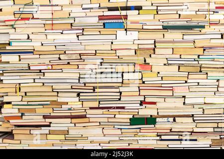 Stapel alter Bücher im Vollformat-Hintergrund Stockfoto