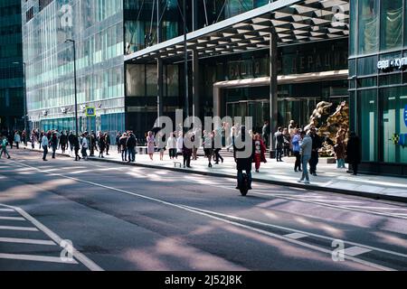 MOSKAU, RUSSLAND - 18. APRIL 2022: Büroangestellte am Eingang des Föderationsturms im Geschäftszentrum der Stadt Moskau in Moskau, Russland. Hochwertige Fotos Stockfoto