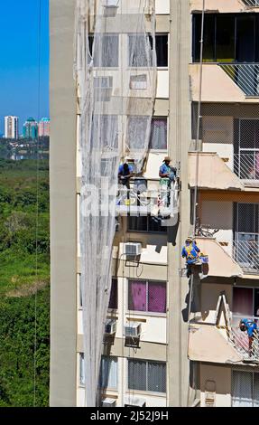 RIO DE JANEIRO, BRASILIEN - 20. AUGUST 2021: Arbeiter reparieren eine Gebäudefassade Stockfoto