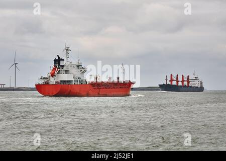Industrieschiffe, die in der Nähe von Rotterdam segeln Stockfoto