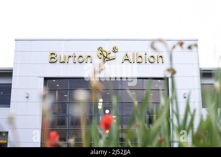 Ein allgemeiner Blick außerhalb des Stadions vor dem Sky Bet League One Spiel im Pirelli Stadium, Burton. Bilddatum: Dienstag, 19. April 2022. Stockfoto