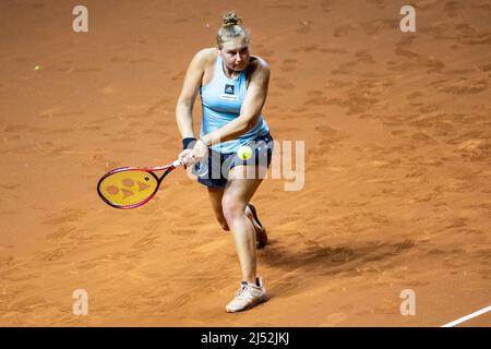 Stuttgart, Deutschland. 19. April 2022. Tennis: WTA Tour - Stuttgart, Einzel, Frauen, 1. Runden, Rybakina (Kasachstan) - Schunk (Deutschland). Nastasja Schunkin Aktion. Quelle: Tom Weller/dpa/Alamy Live News Stockfoto