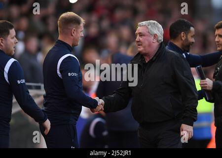 NOTTINGHAM, GROSSBRITANNIEN. APR 18. Steve Bruce, Manager von West Bromwich Albion schüttelt sich die Hände mit Alan Tate, Nottingham Forest Assistent erster Teamtrainer während des Sky Bet Championship-Spiels zwischen Nottingham Forest und West Bromwich Albion am City Ground, Nottingham am Montag, 18.. April 2022. (Kredit: Jon Hobley | MI News) Kredit: MI Nachrichten & Sport /Alamy Live News Stockfoto