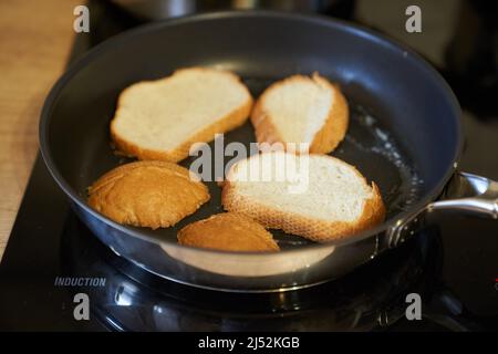 Köstliches gebratenes Brot in einer Pfanne. Heiße hausgemachte Sandwich Schritt-für-Schritt-Vorbereitung. Hochwertige Fotos Stockfoto