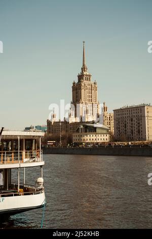 MOSKAU, RUSSLAND - 18. APRIL 2022: Moscow High-Rise ist das ehemalige Hotel in der Ukraine am Moskwa-Fluss. Stadtbild Moskau, Russland. Hochwertige Fotos Stockfoto