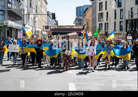 16.04.2022, Berlin, Deutschland, Europa - Ukrainer und Anhänger protestieren bei einer Demonstration während des alternativen Osterfestes für den wahren Frieden in der Ukraine. Stockfoto