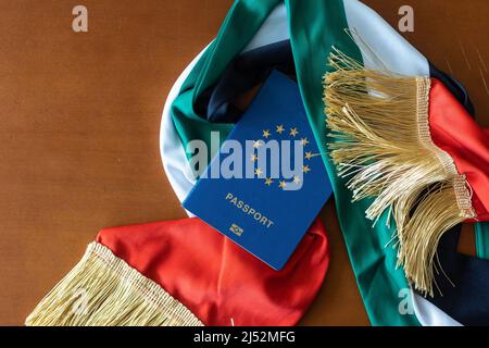 Reisepass und eine Flagge der Vereinigten Arabischen Emirate auf einem hölzernen Hintergrund. Reisekonzept. Stockfoto