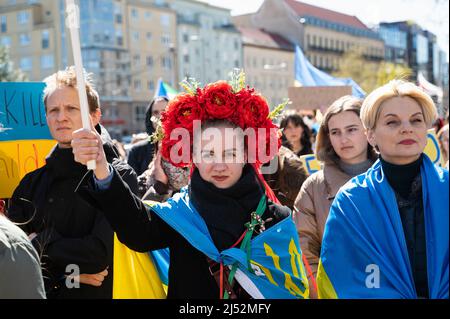 16.04.2022, Berlin, Deutschland, Europa - ukrainische Frauen und Demonstranten protestieren gemeinsam bei der Abschlusskundgebung während des Friedensprotestes für die Ukraine. Stockfoto