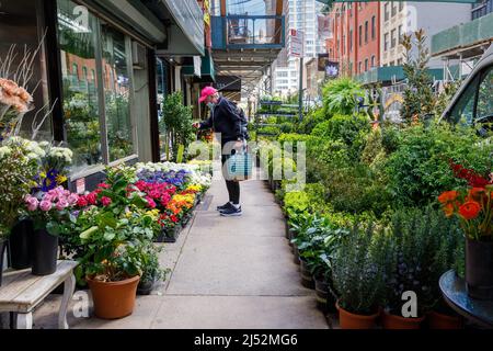 Landschaftlich schöner Bürgersteig im Flower District, 28. Street, Manhattan, New York, NY, USA. Stockfoto
