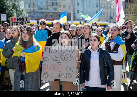 16.04.2022, Berlin, Deutschland, Europa - Demonstranten protestieren bei der Abschlusskundgebung während des alternativen ostermarsches für wahren Frieden in der Ukraine. Stockfoto