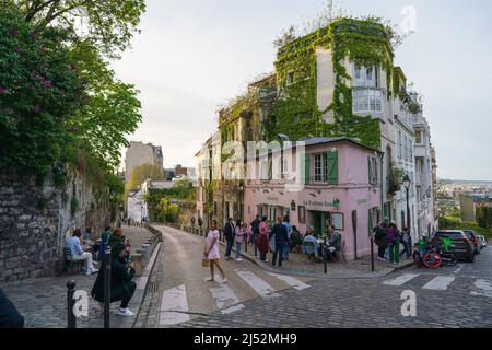 Paris, Frankreich. 14. April 2022. Touristen auf der Rue de l'Abreuvoir im Viertel Grandes-Carrières im Pariser Arrondissement 18. (Frankreich). Die Rue de l'Abreuvoir ist eine der schönsten, schönsten und malerischsten Straßen von Paris und eine der meistbesuchten Ecken von Paris. (Foto: Atilano Garcia/SOPA Images/Sipa USA) Quelle: SIPA USA/Alamy Live News Stockfoto