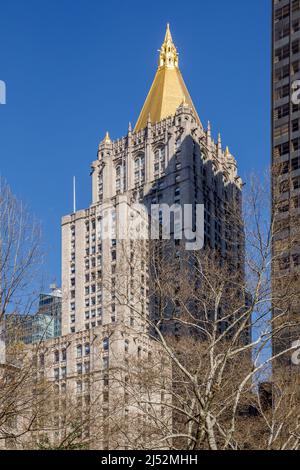 Das New York Life Insurance Building, Cass Gilbert, in der Nähe des Madison Square Park, New York, NY, USA. Die achteckige Krone hat jetzt goldfarbene Keramikfliesen. Stockfoto