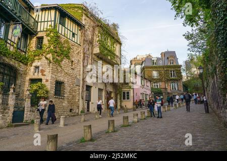 Paris, Frankreich. 14. April 2022. Touristen auf der Rue de l'Abreuvoir im Viertel Grandes-Carrières im Pariser Arrondissement 18. (Frankreich). Die Rue de l'Abreuvoir ist eine der schönsten, schönsten und malerischsten Straßen von Paris und eine der meistbesuchten Ecken von Paris. (Foto: Atilano Garcia/SOPA Images/Sipa USA) Quelle: SIPA USA/Alamy Live News Stockfoto