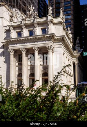 Appellate Division Courthouse, Oberster Gerichtshof des Bundesstaates New York, NY, USA. Oben ist die Skulptur von Daniel Chester French. Stockfoto