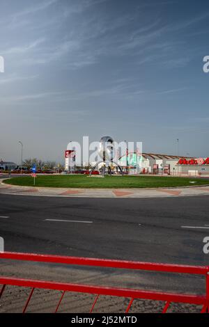 Infrarot-Szene einer modernen Skulptur auf einem Kreisverkehr vor der Mall von Media Markt .Stadt Larisa , Griechenland Stockfoto