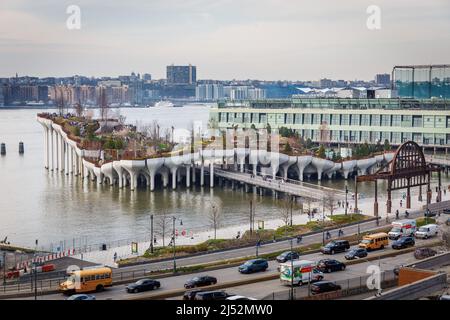 Little Island am Pier 55, künstliche Insel, liegt im Hudson River auf 133 'Tulpen', eröffnet 2021. Meatpacking District, New York, NY, USA. Stockfoto